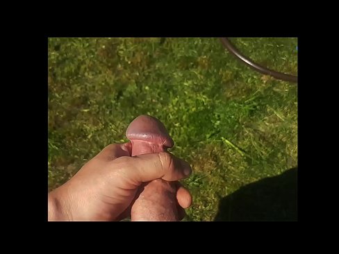 ❤️ Vroča lepotica dobi svojo rožnato pičko, ki jo jebe, in se zraven cmeri s curkom na poletnem vrtu ❌ Fucking video na sl.com-fullporner.ru ❤